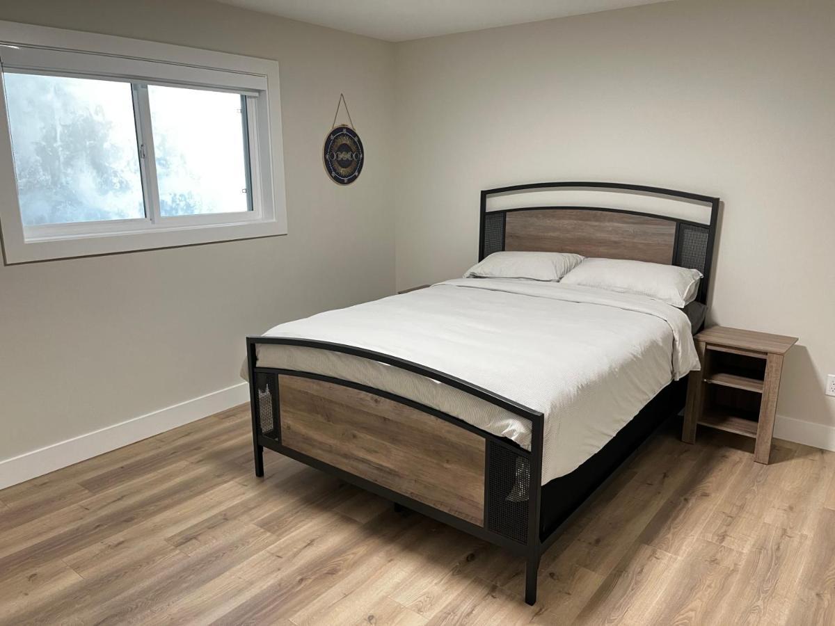 The Harmony Inn Spacious 2 Bdrms 2 Beds Basement Suite เซอร์รีย์ ภายนอก รูปภาพ